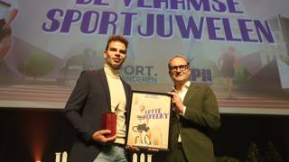 Hannes Kopecky ontvangt het Vlaamse Sportjuweel uit handen van Ben Weyts voor zus Lotte