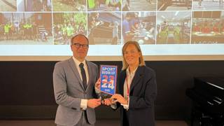 Ben Weyts reikt 150e label sportbedrijf uit aan De Nul in Aalst