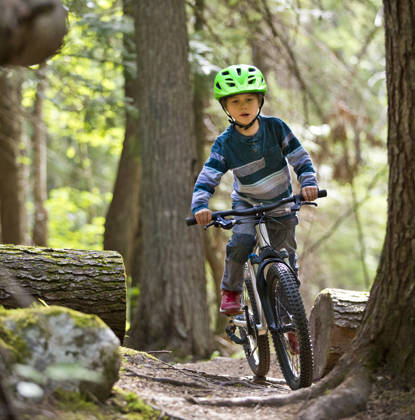 Jongen rijdt met mountainbikefiets door het bos