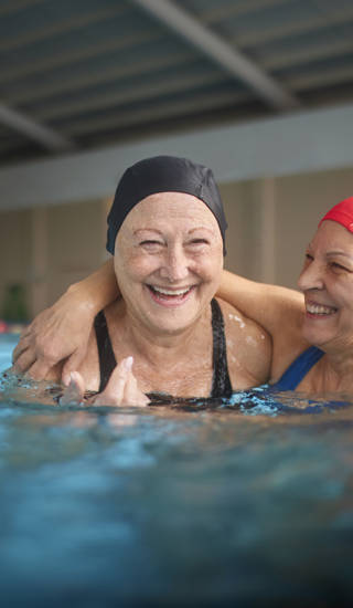 Close-up van twee oudere vrouwen die plezier beleven in het zwembad