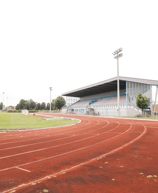 Atletiekpiste en voetbalveld met tribune in sportcentrum Sport Vlaanderen Blankenberge.