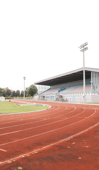 Atletiekpiste en voetbalveld met tribune in sportcentrum Sport Vlaanderen Blankenberge.