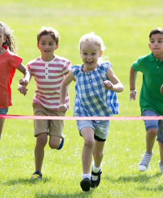 kinderen racen naar de eindmeet