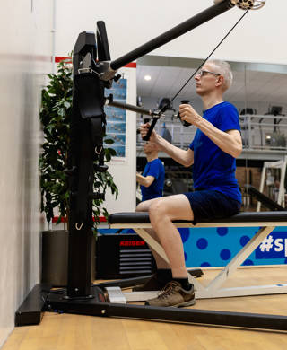 man aan het fitnessen in fitnesszaal