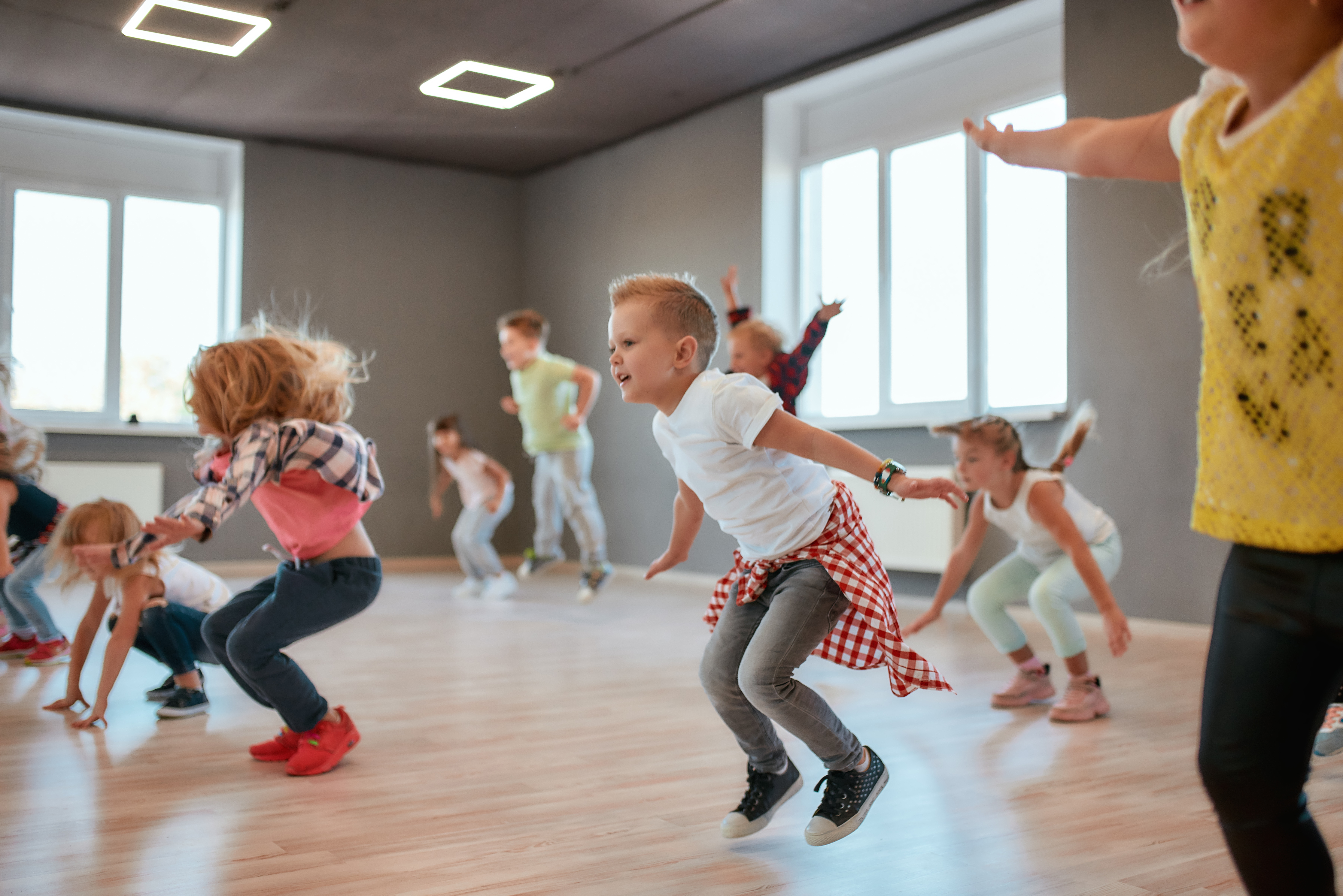 Groepje kleuters springt in sportzaal