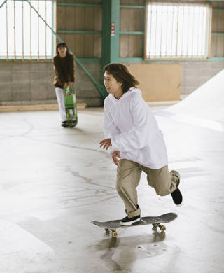 Meisje rijdt met skateboard op overdekte piste