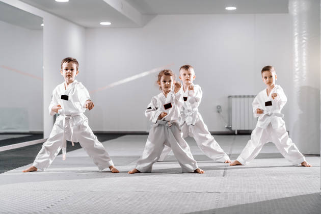 Vier jongens blootvoets op training