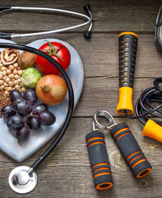 Zaden, noten en fruit, stethoscoop, springtouw en sportschoenen