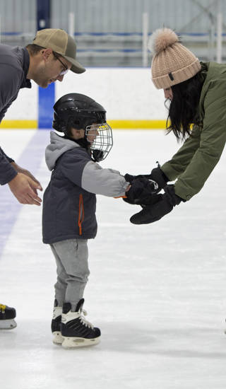 Ouders leren kind  te schaatsen