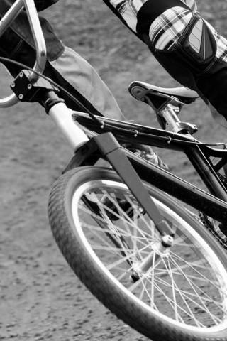 Close-up van een BMX fiets in een wedstrijd, in zwart/wit