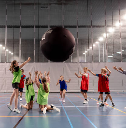 kinderen spelen wedstrijd kinnbal in sporthal