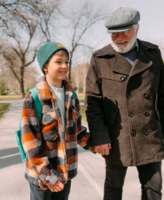 Opa en kleinzoon wandelen