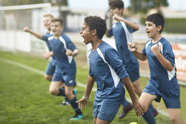 Jongeren op sportterrein