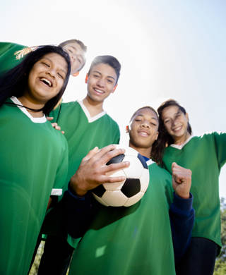 geef tieners een stem
5 rechtopstaande jongeren in groen voetbaltrui met bal