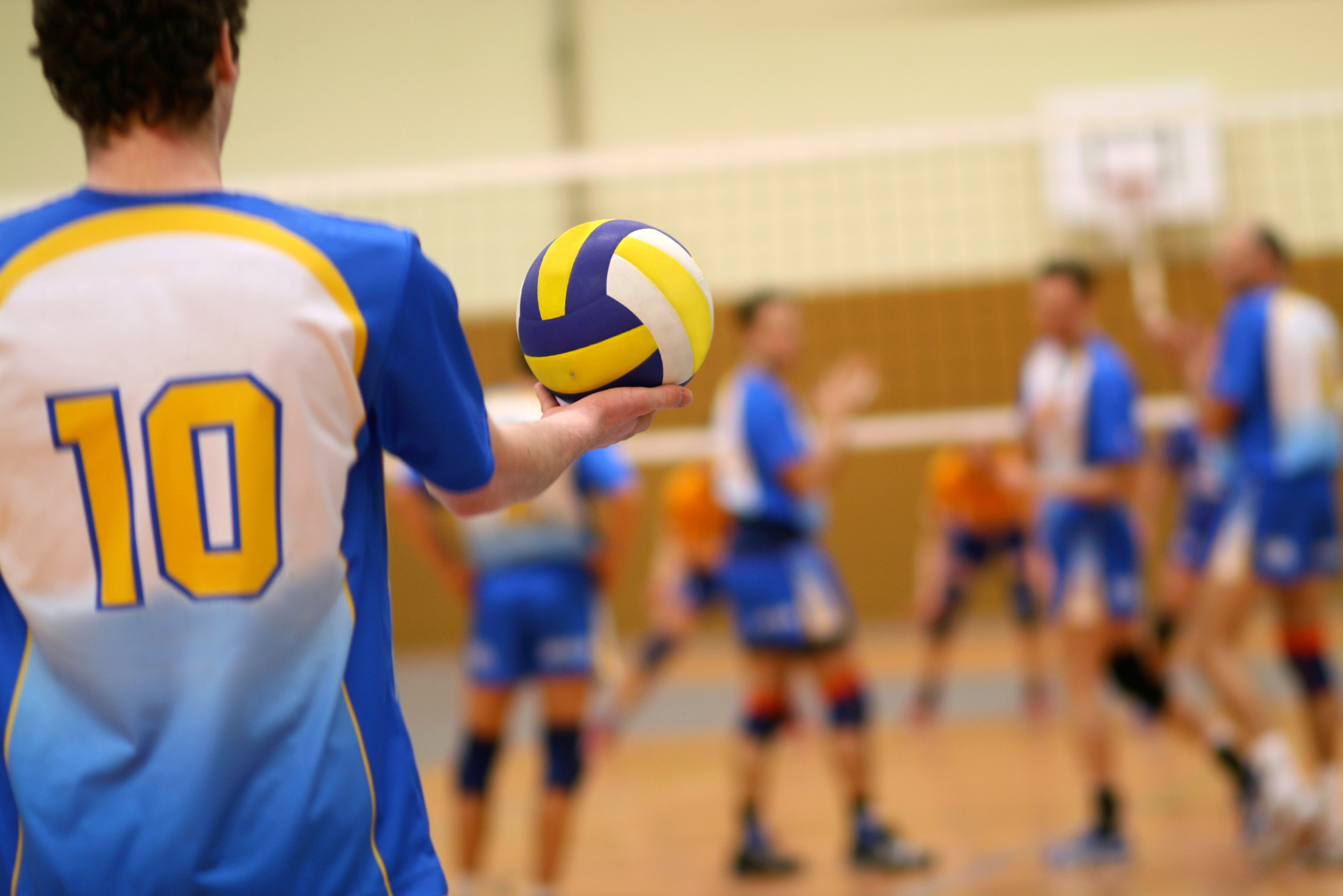 Volleyballer houdt bal vast