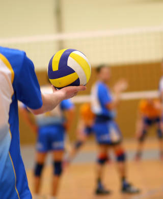 Volleyballer houdt bal vast