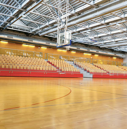Tribune in basketbalzaal met metalen dak
