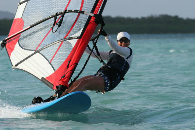 Man op surfplank